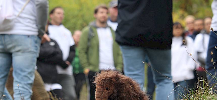 Stoffmammut im Vordergrund vor Menschengruppe