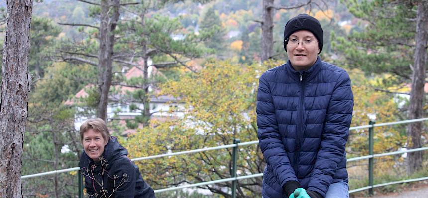 zwei Frauen in der Natur mit Werkzeug