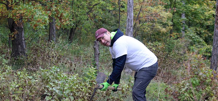 Mensch arbeitet mit Krampen