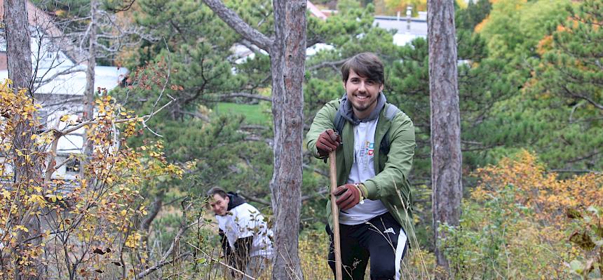 Mensch arbeitet mit Krampen