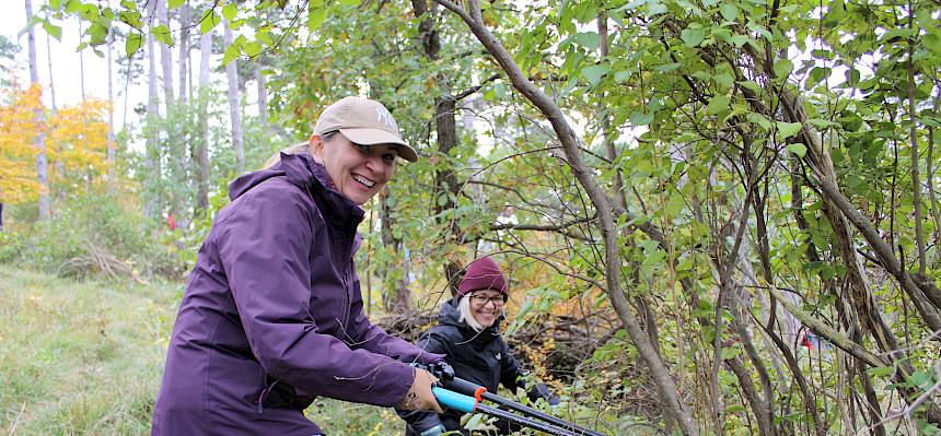 Menschen arbeiten mit Astschere