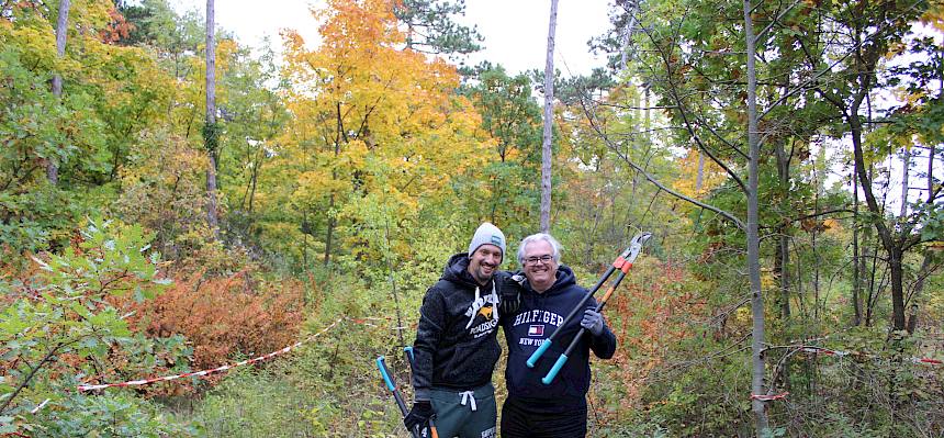 Männer mit Astscheren in der Natur