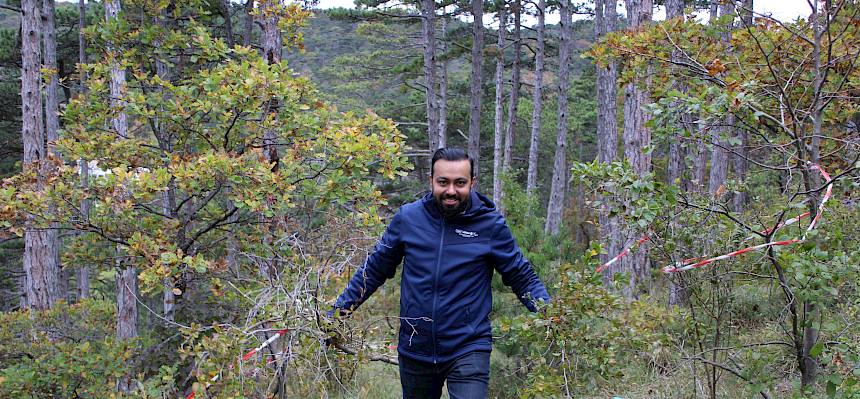 Mann trägt Schnittgut