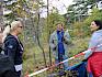 Unser Biologe Norbert hat nebenbei auch immer etwas Spannendes zu erzählen. © LPV/L. Strobl Menschen stehen im Wald und reden