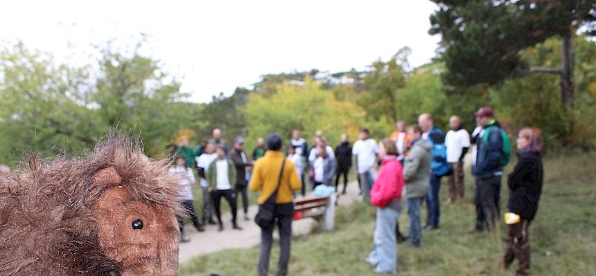 Stoffmammut vor Menschengruppe