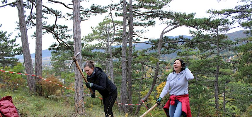 Frauen arbeiten mit Krampen