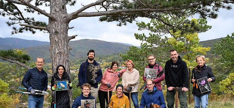 Stadtgartendirektor Andreas Kastinger (1. von links), Stadtrat Franz Schwabl (2. von rechts), GRin Eileen-Emilia Neugebauer (3. von rechts)) und GRin Meryem Schmidt (2. von links), Obfrau des Landschaftspflegevereins Irene Drozdowski (erste Reihe Mitte) und die freiwilligen Helfer:innen am Vormittag. © Sonja Pohl Gruppenfoto