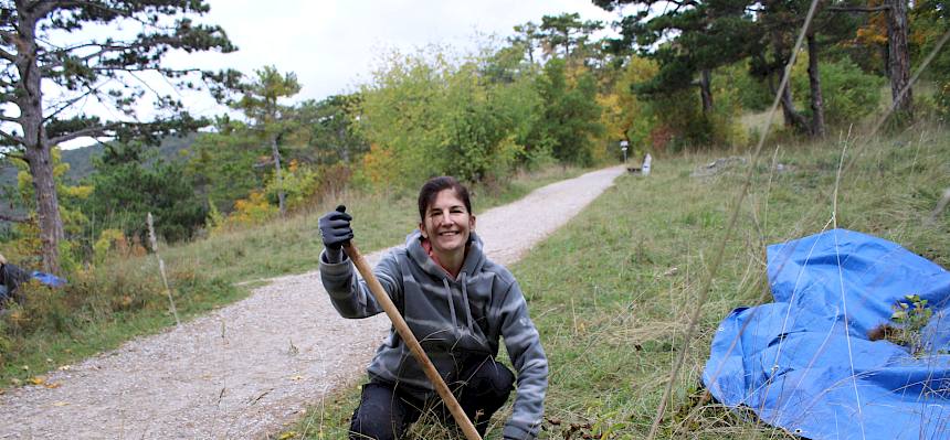 FRau arbeitet mit Krampen