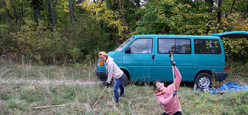 Menschen arbeiten mit Krampen