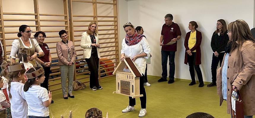 Frau trägt Insektenhotel