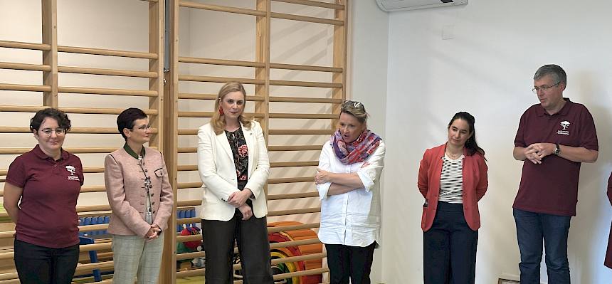 Menschen stehen in einer Reihe