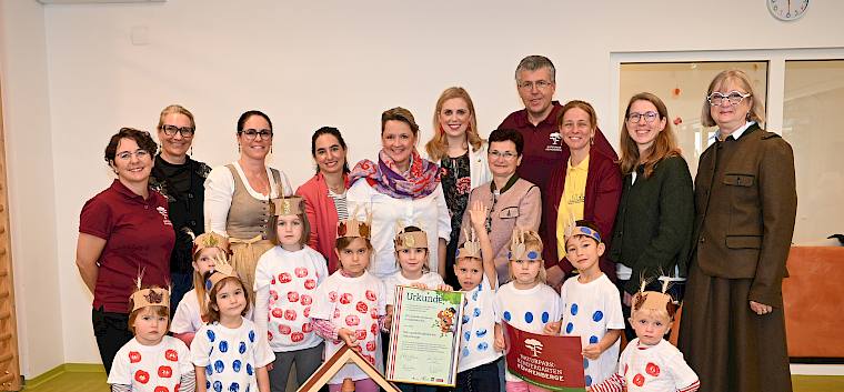 Die Ehrengäste, unter ihnen Vertreter:innen der Naturparke und der Landesregierung, der Gemeinde Gumpoldskirchen und des Landschaftspflegevereins freuen sich über den neuen Naturpark Kindergarten. © Sonja Pohl Gruppenfoto mit Kindern