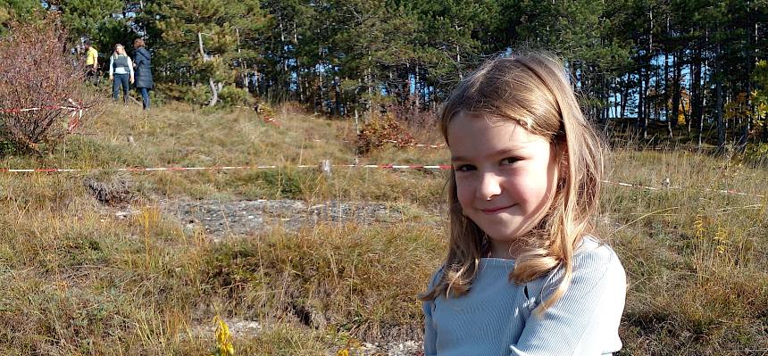 Mädchen hält Gottesanbeterin