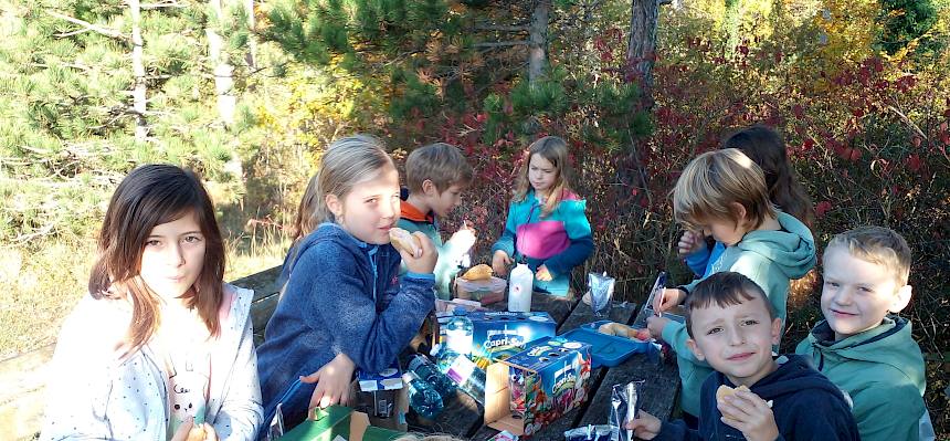 Kinder bei der Jause im Freien
