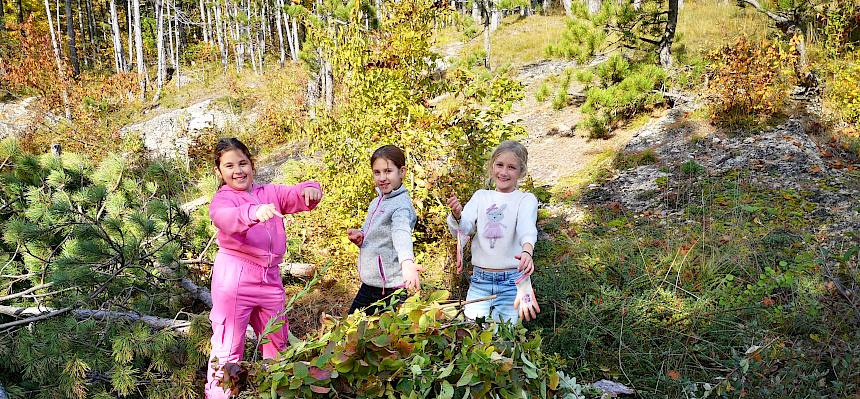 Kinder zeigen auf Schnittguthaufen