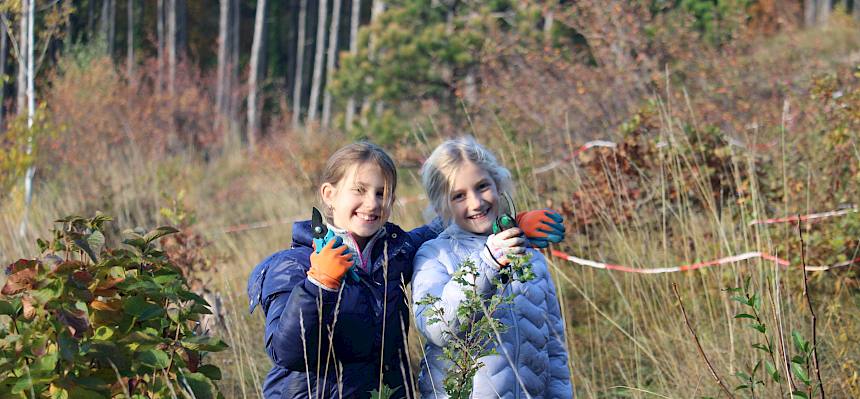 Kinder mit Astscheren in der Natur