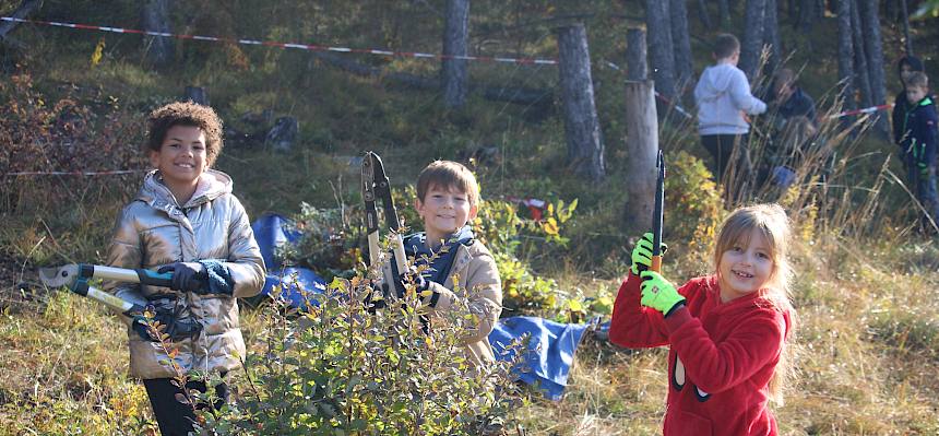 Kinder mit Astscheren in der Natur