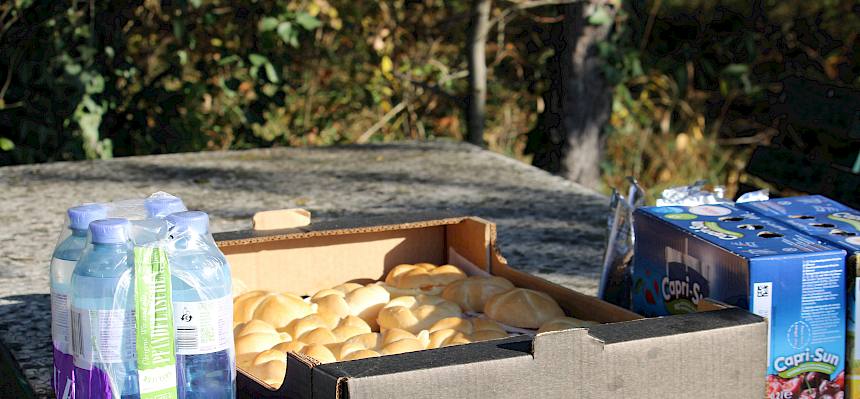 Tisch mit Semmeln und Getränken