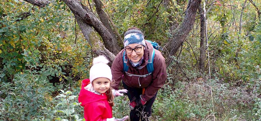 Kind und Frau in der Natur