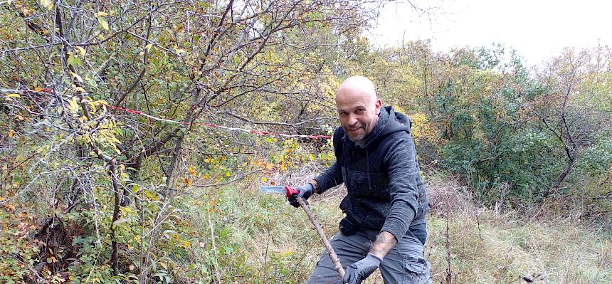 Mann mit Wildrosenast