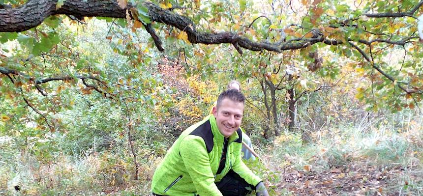 Mann arbeitet mit Krampen