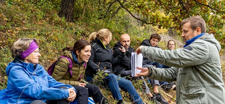 Biologe Norbert erklärt mit informativen Bildmaterial, was den Lebensraum Trockenrasen ausmacht. © Christian Husar Mann zeigt Infofolien