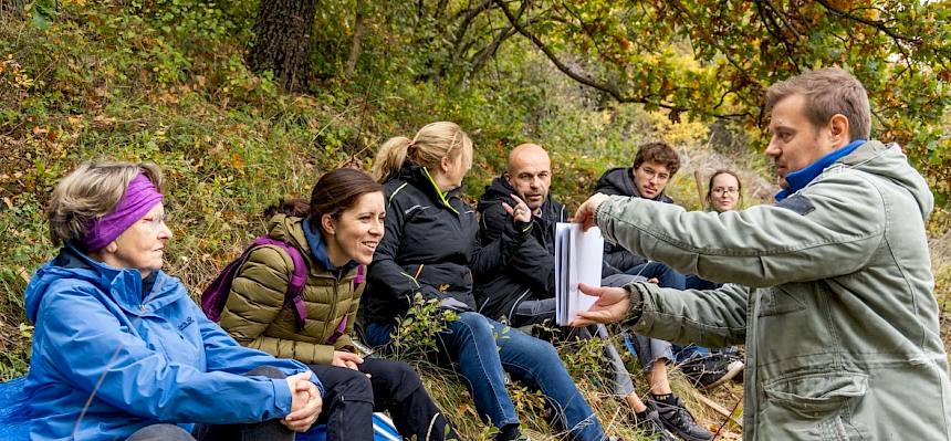 Mann zeigt Infofolien