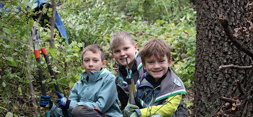 Kinder mit Astscheren