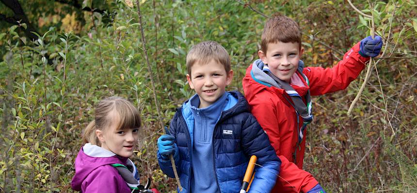 Kinder arbeiten mit Astscheren