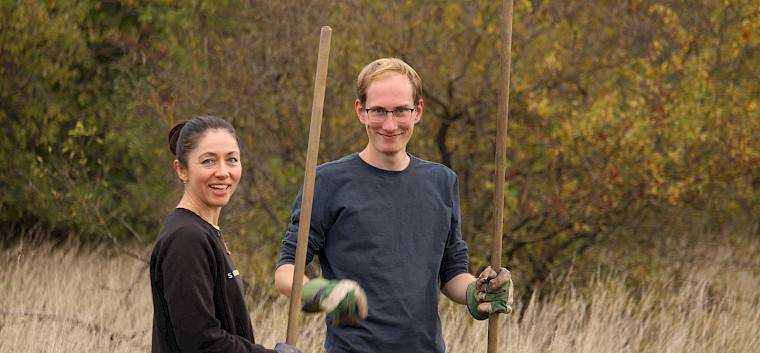 Praktikant:innen mit Rechen