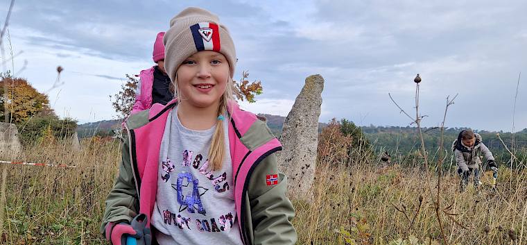 Schülerin schneidet Gehölze