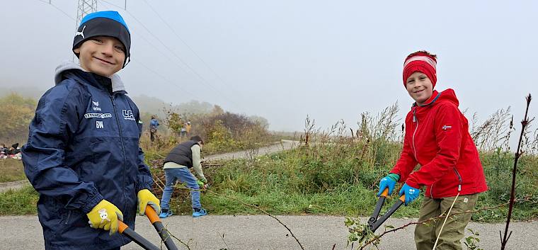 Schüler:innen bei Trockenrasenpflege