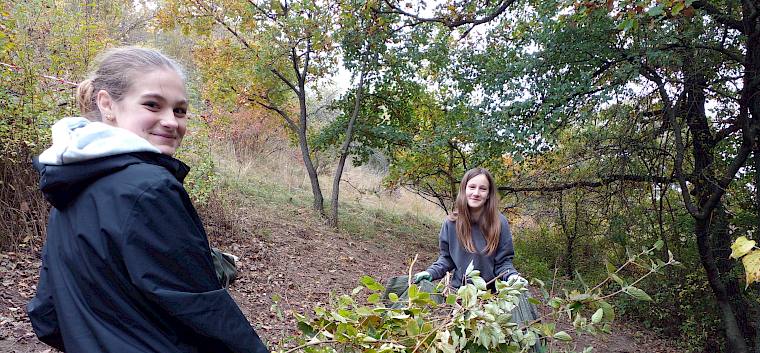 Schülerinnen tragen Plane