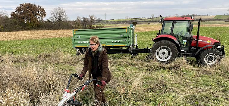 Biologin mäht mit Balkenmäher