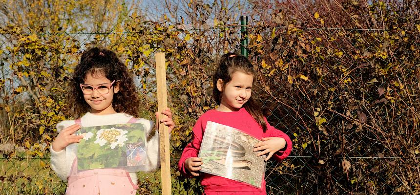 Schülerinnen stellen Tier vor