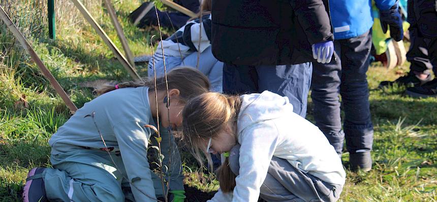 Schülerinnen arbeiten zusammen