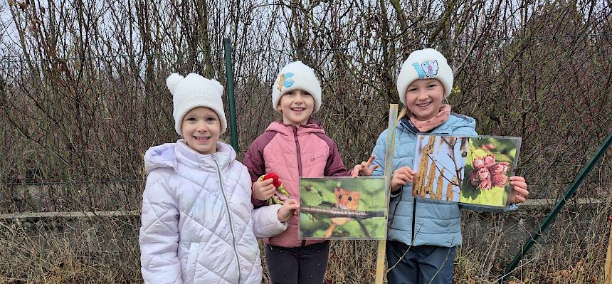 Schülerinnen mit Strauch und Folien