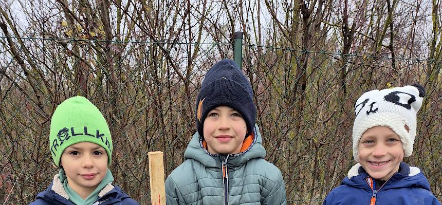 Schüler mit Strauch und Folien