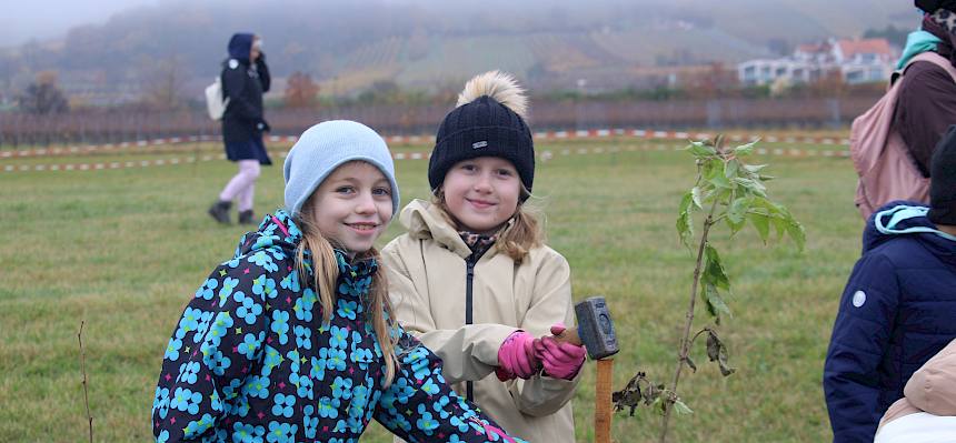 Schüler:innen schlagen Pflock ein