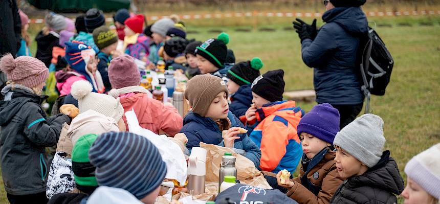 Kinder bei der Jause