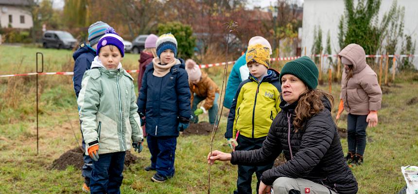 Naturpädagogin demontriert Pflanzung