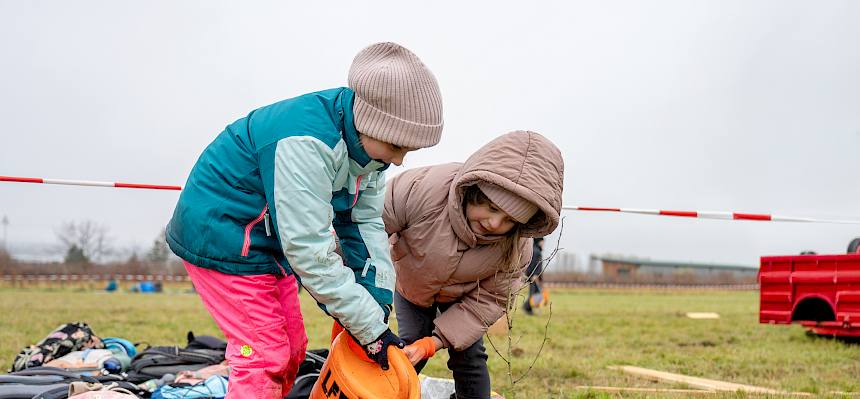 Kinder gießen Strauch ein