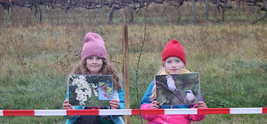 Schülerinnen mit Weißdorn und Neuntöter Folie