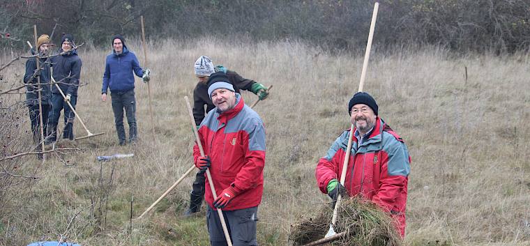 Freiwillige beim Rechen