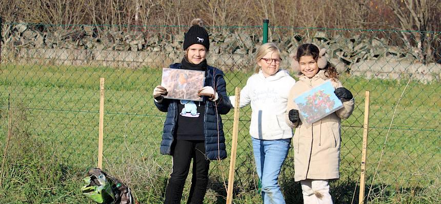 Schüler:innen mit gepflanztem Strauch