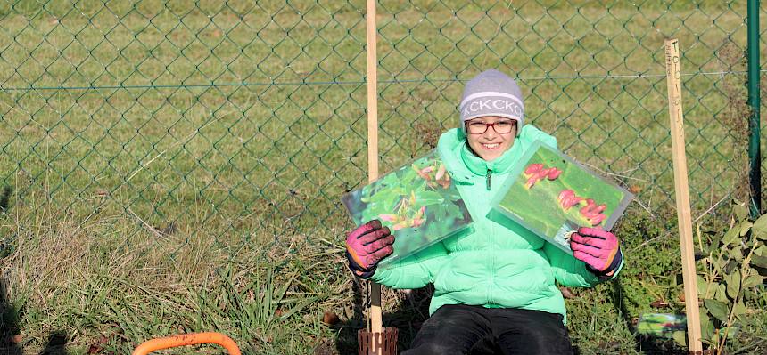 Kind mit gepflanztem Strauch