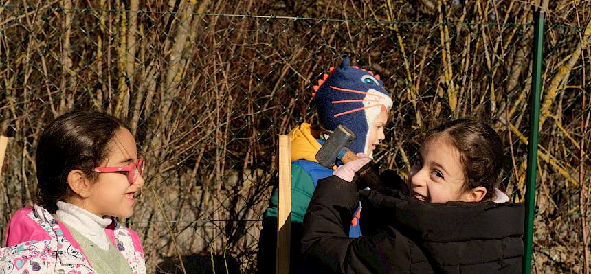 Schülerin schlägt Pflock ein