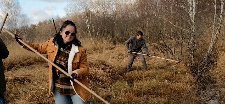 Volunteers beim Rechen