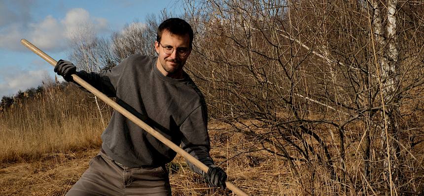 Volunteer mit Rechen