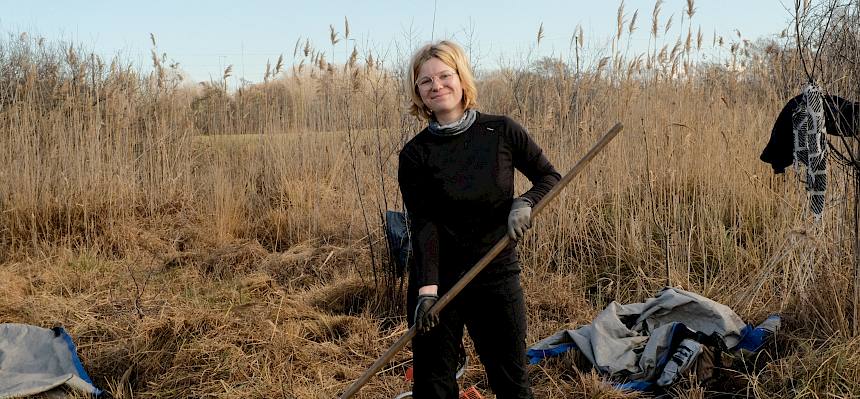 Volunteer mit Rechen
